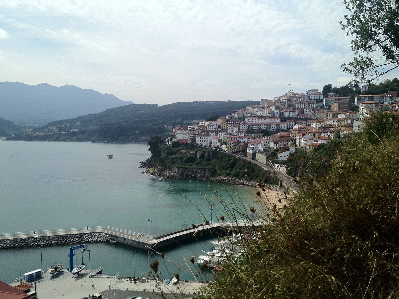 Vista de Lastres desde la playa de la Griega, en el concejo de Colunga