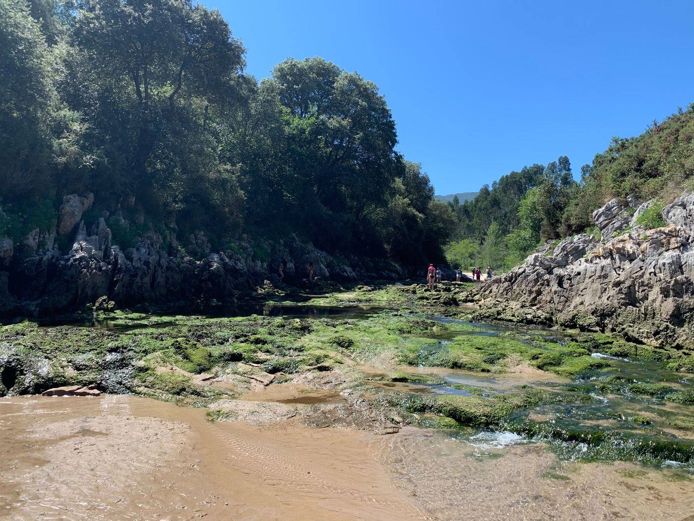 Desembocadura del río Guadamía con marea baja, en el límite entre Ribadesella y Llanes