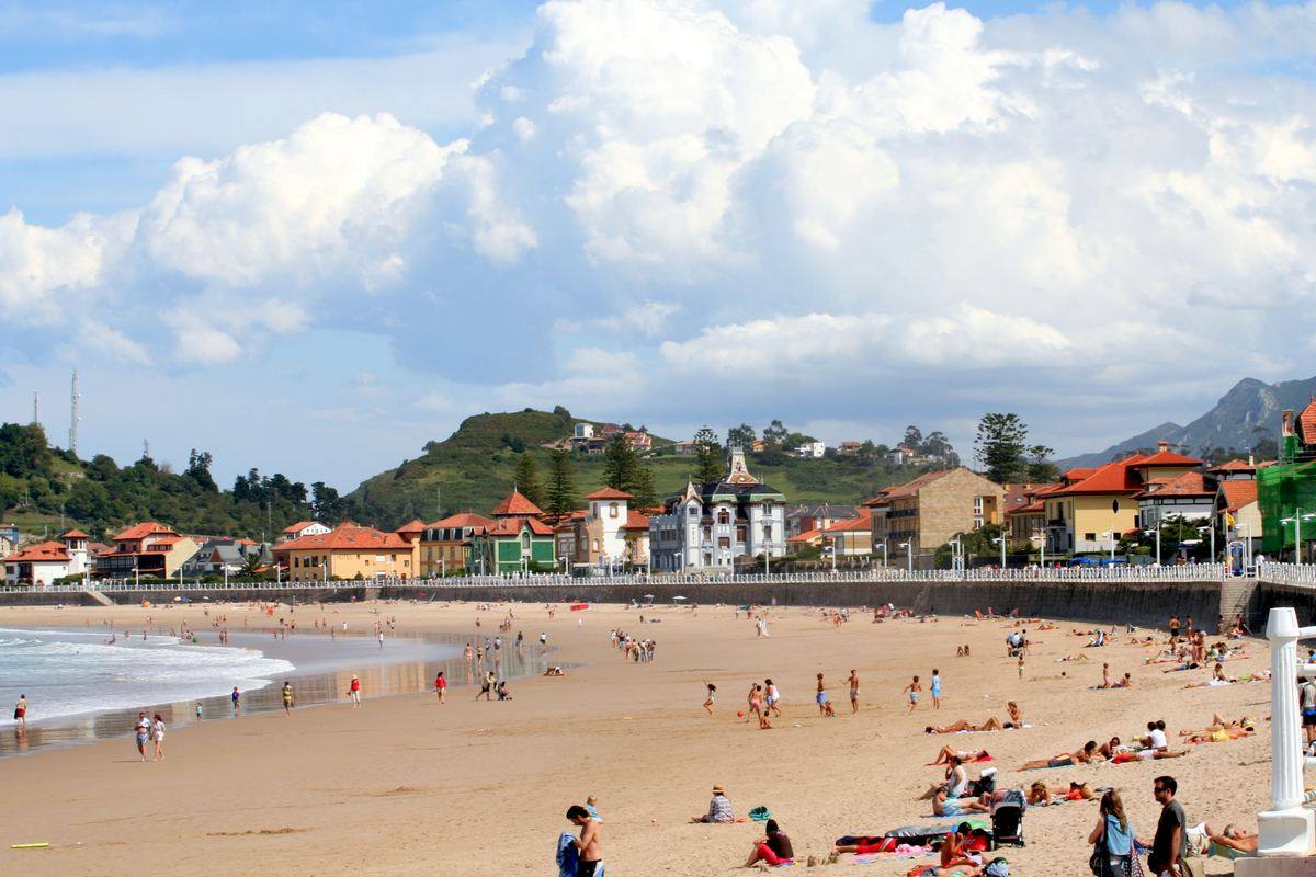 Playa de Santa Marina, Ribadesella, vista amplia con el pueblo al fondo