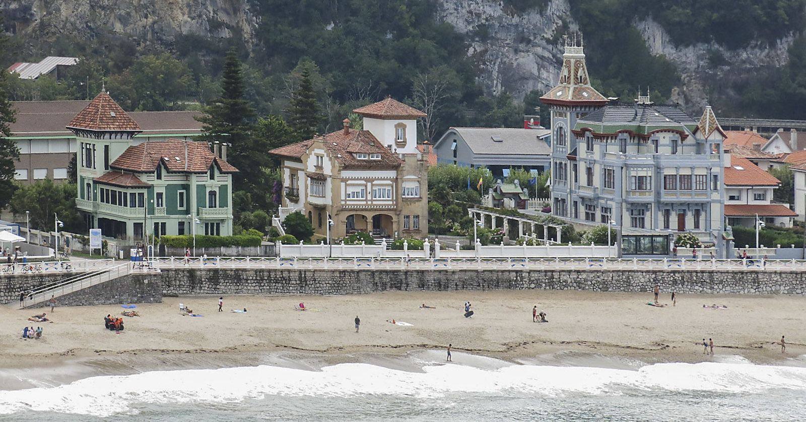 Playa de Santa Marina con el paseo marítimo y villas de indianos, Ribadesella