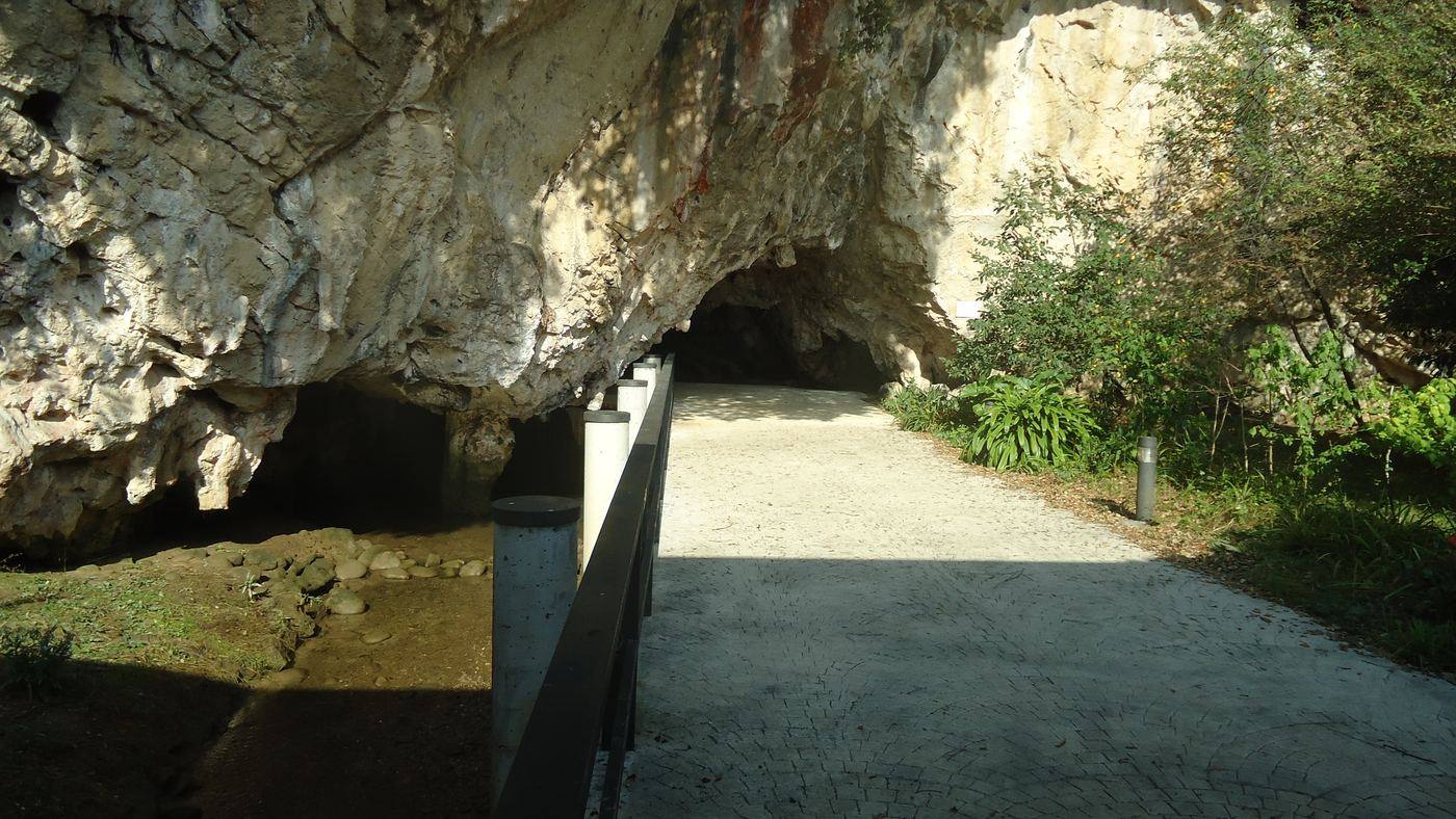 Entrada de la cueva de Tito Bustillo, en Ribadesella